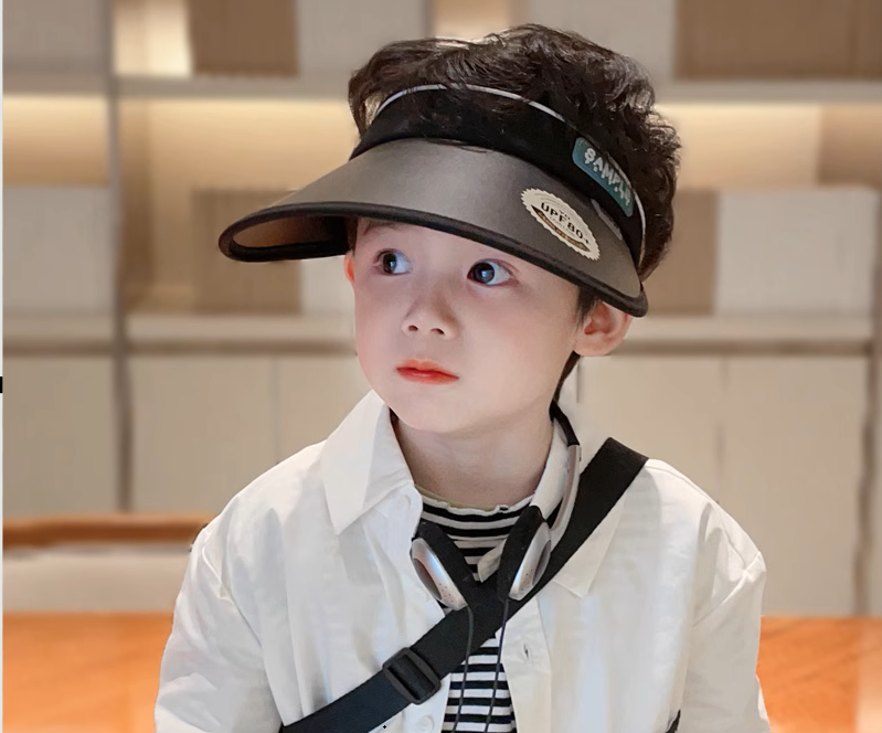 兒童戴遮陽(yáng)帽圖一